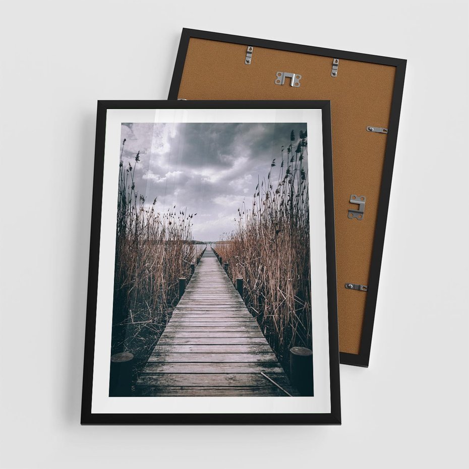 Plakat w ramie 50x70 - Mglisty krajobraz - pomost, morze - rama czarna