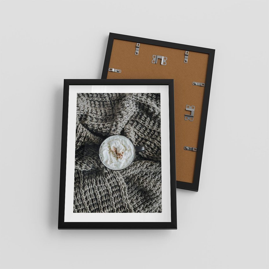 Plakat w ramie 30x40 - Relaks z Kawą i Kocem - ciepły wełniany koc, kawa z bitą śmietaną - rama czarna