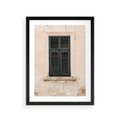 Plakat w ramie 30x40 - Urok Starego Okna z Zielonymi Okiennicami - stare okno, kamienica - rama czarna