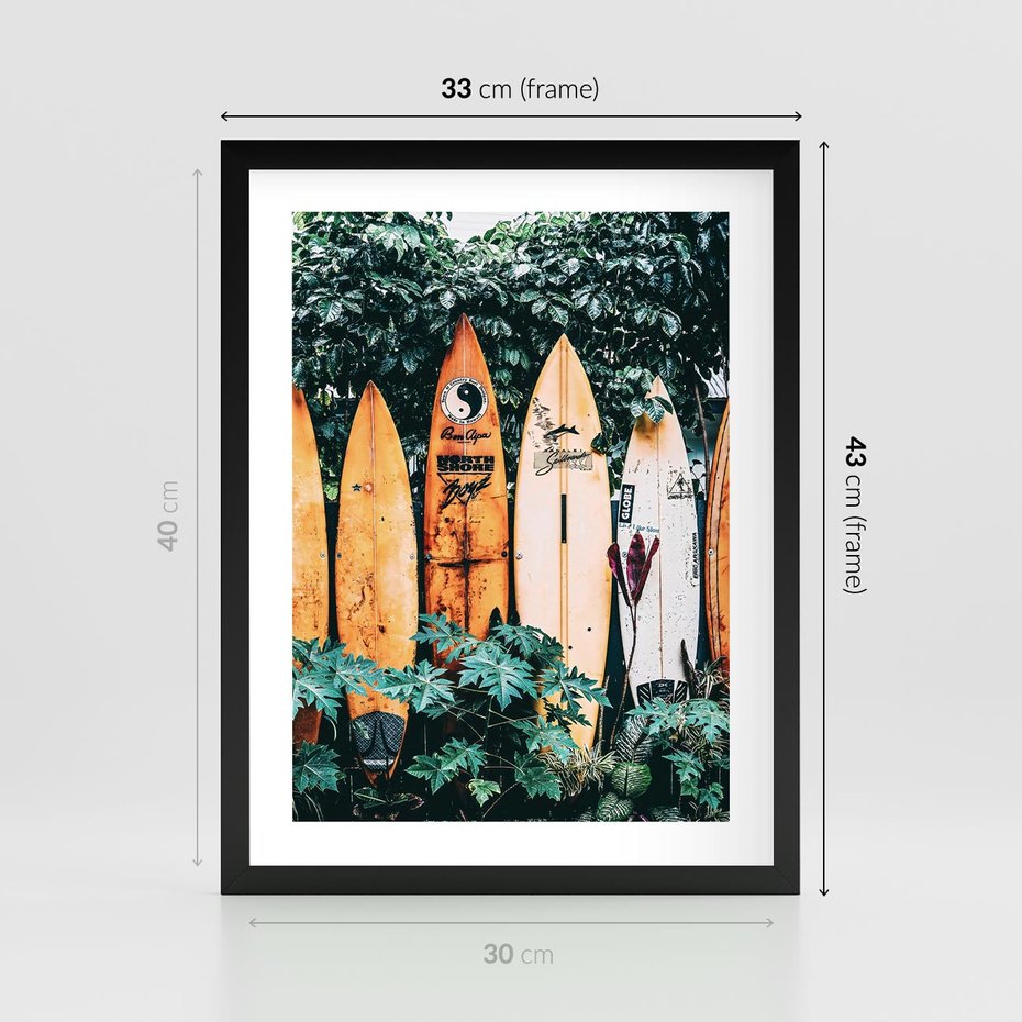 Plakat w ramie 30x40 - Surfowanie w Harmonii z Naturą - deski surfingowe, oparte o rośliny - rama czarna