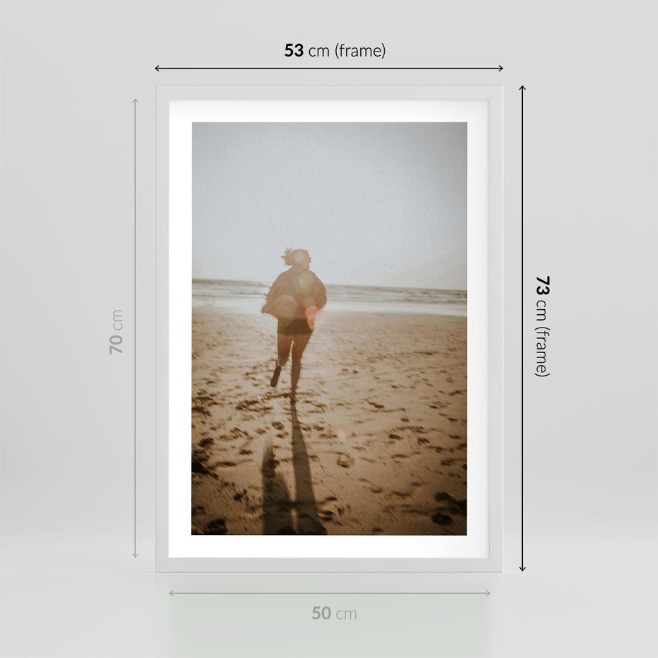 Plakat w ramie 50x70 - O Zachodzie Słońca - klimatyczna fotografia, postać biegnie po plaży - rama biała