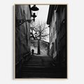 Obraz w ramie 80x120 - Ukryta Uliczka - czarno białe zdjęcie, schody - rama drewno
