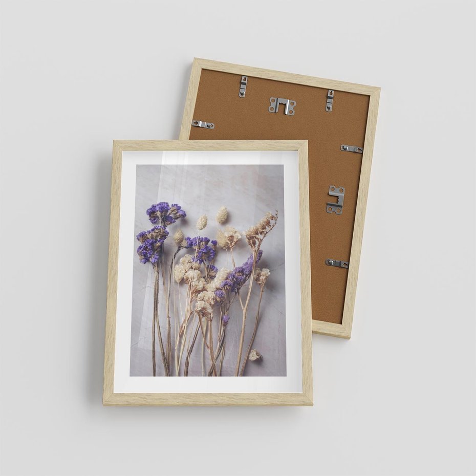 Plakat w ramie 30x40 - Błękitno-Biała Harmonia - suszone kwiaty, błekitne - rama drewno