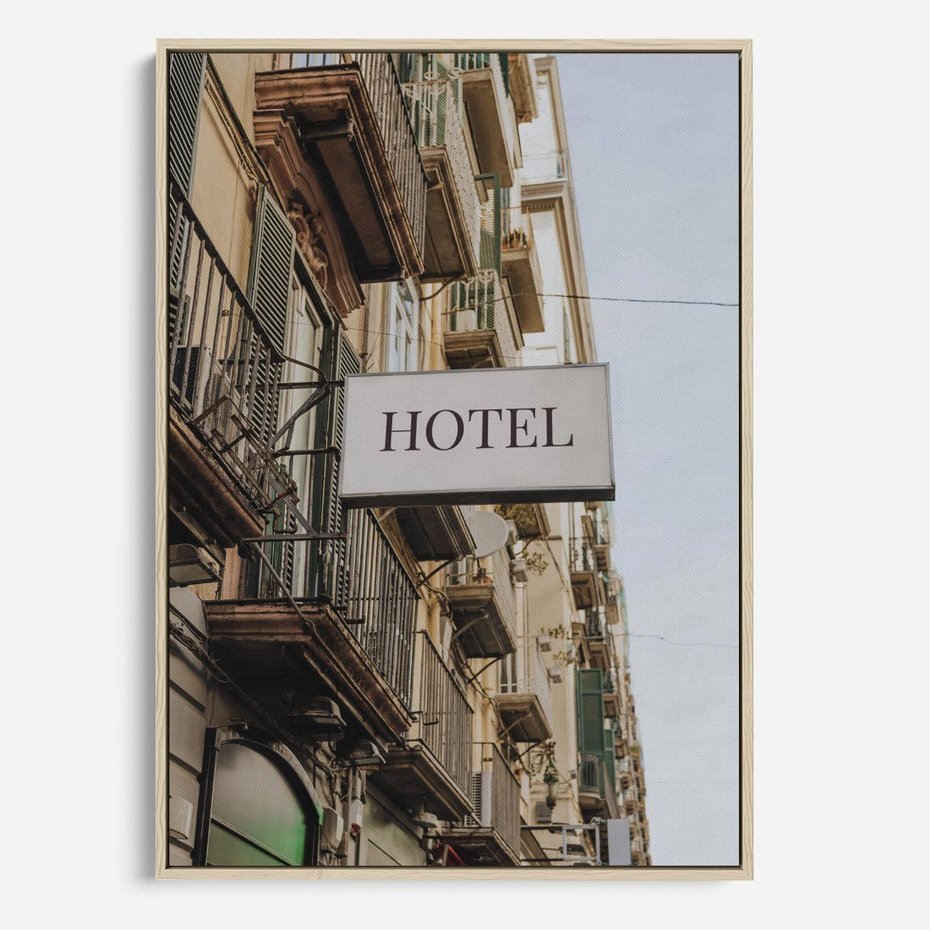 Obraz w ramie 70x100 - Magiczne Spacery - hotel, uliczka - rama drewno