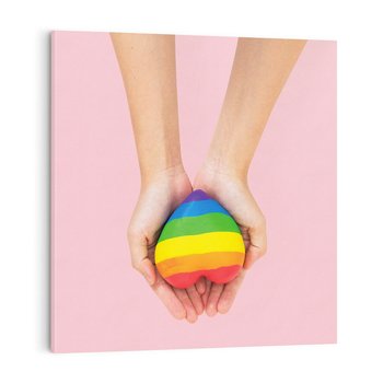 Obraz na płótnie 40x40 - Miłość na Dłoniach - zdjęcie, dłonie trzymają ulepione tęczowe serce