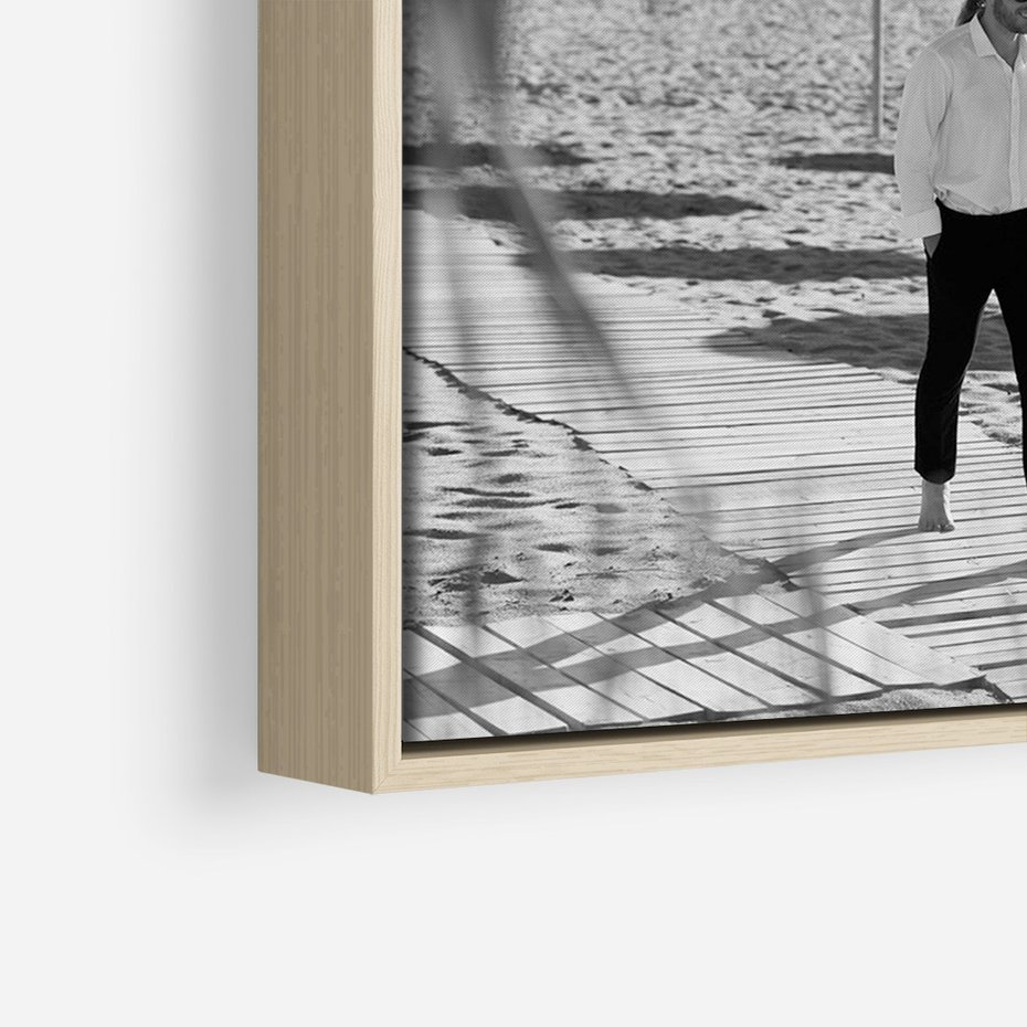 Obraz w ramie 70x100 - Wakacyjny Spacer - czarno białe zdjecie, plaża - rama drewno
