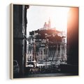 Obraz w ramie 80x80 - Światło Portowe - czarno białe zdjecie, uliczka w nadmorskim mieście - rama drewno