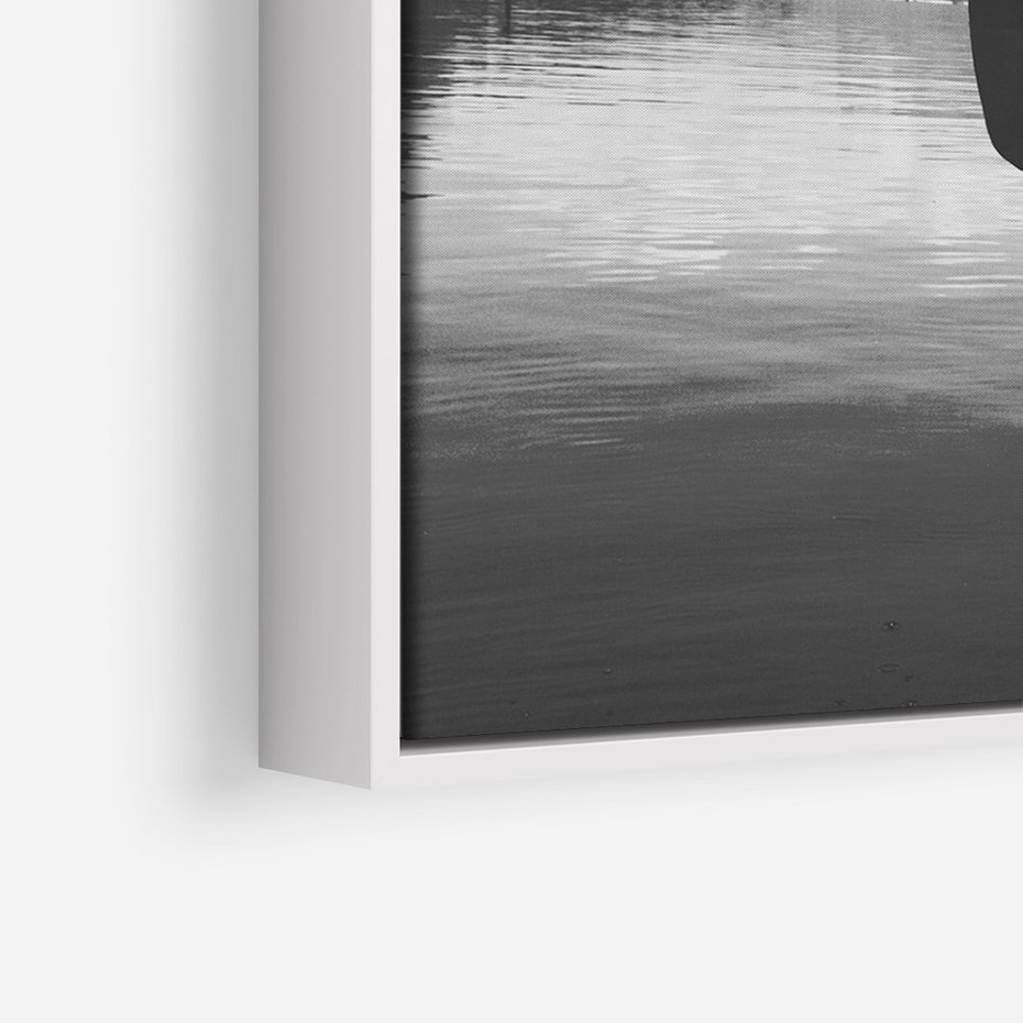 Obraz w ramie 80x120 - Beztroska Chwila - czarno biała fotografia, mężczyzna wesoło wskakuje do keziora w górach - rama biała