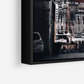 Obraz w ramie 50x50 - Światło Portowe - czarno białe zdjecie, uliczka w nadmorskim mieście - rama czarna