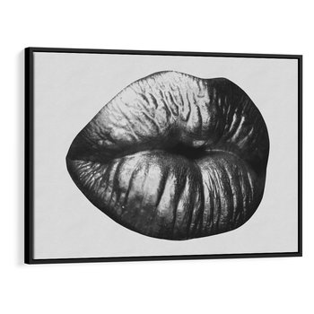 Obraz w ramie 100x70 - Srebrna Moc Wyrazu - srebrne usta, zbliżenie - rama czarna