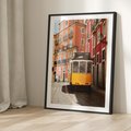 Plakat w ramie 30x40 - Urok tramwaju w Lizbonie - Lizbona, tramwaj - rama czarna