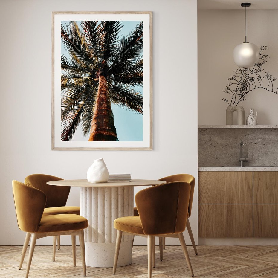 Plakat w ramie 50x70 - Rajskie Inspiracje: Palma na Niebie - palma, na tle nieba - rama drewno
