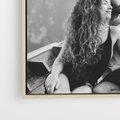 Obraz w ramie 50x50 - Księga mglistych marzeń - czarno biała fotografia, para zakochanych w łodzi - rama drewno