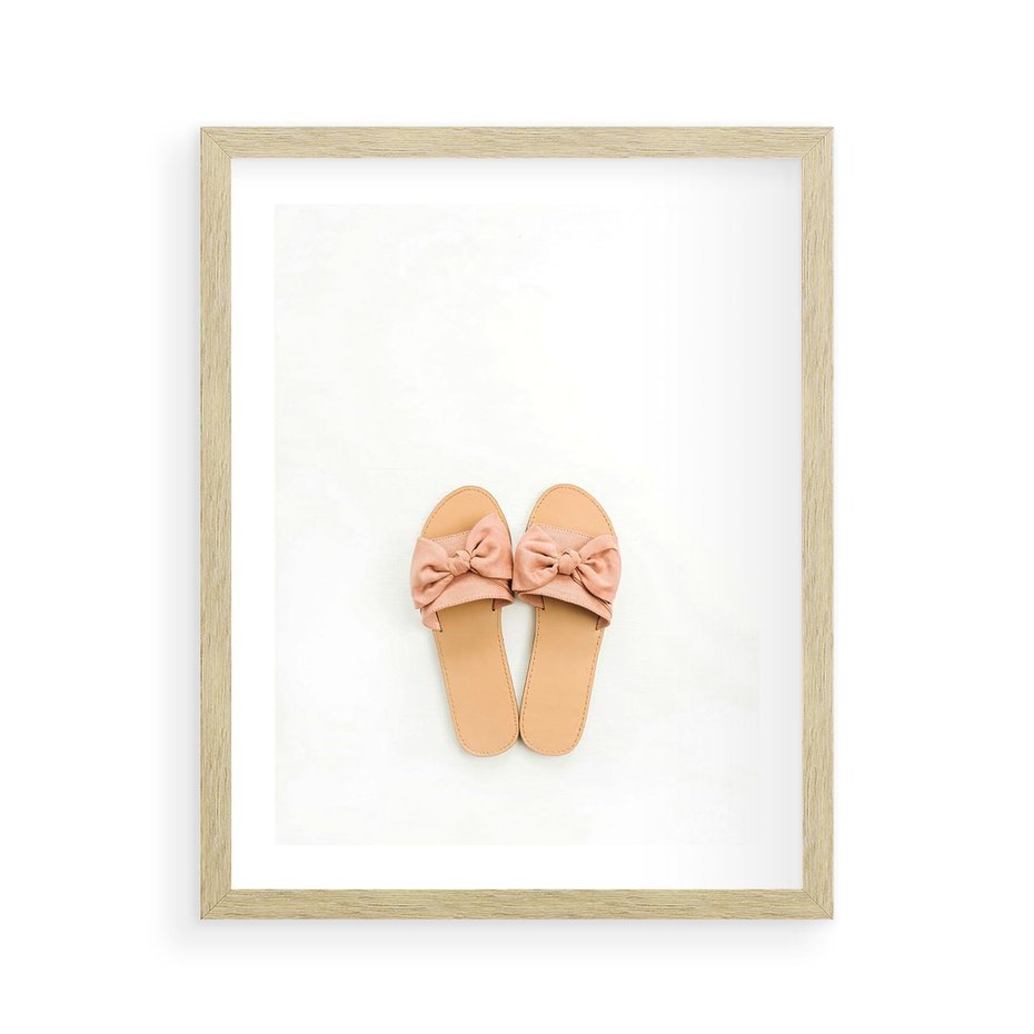 Plakat w ramie 40x50 - Minimalistyczna Moda: Klapki na Białym Tle - klapki, minimalizm - rama drewno