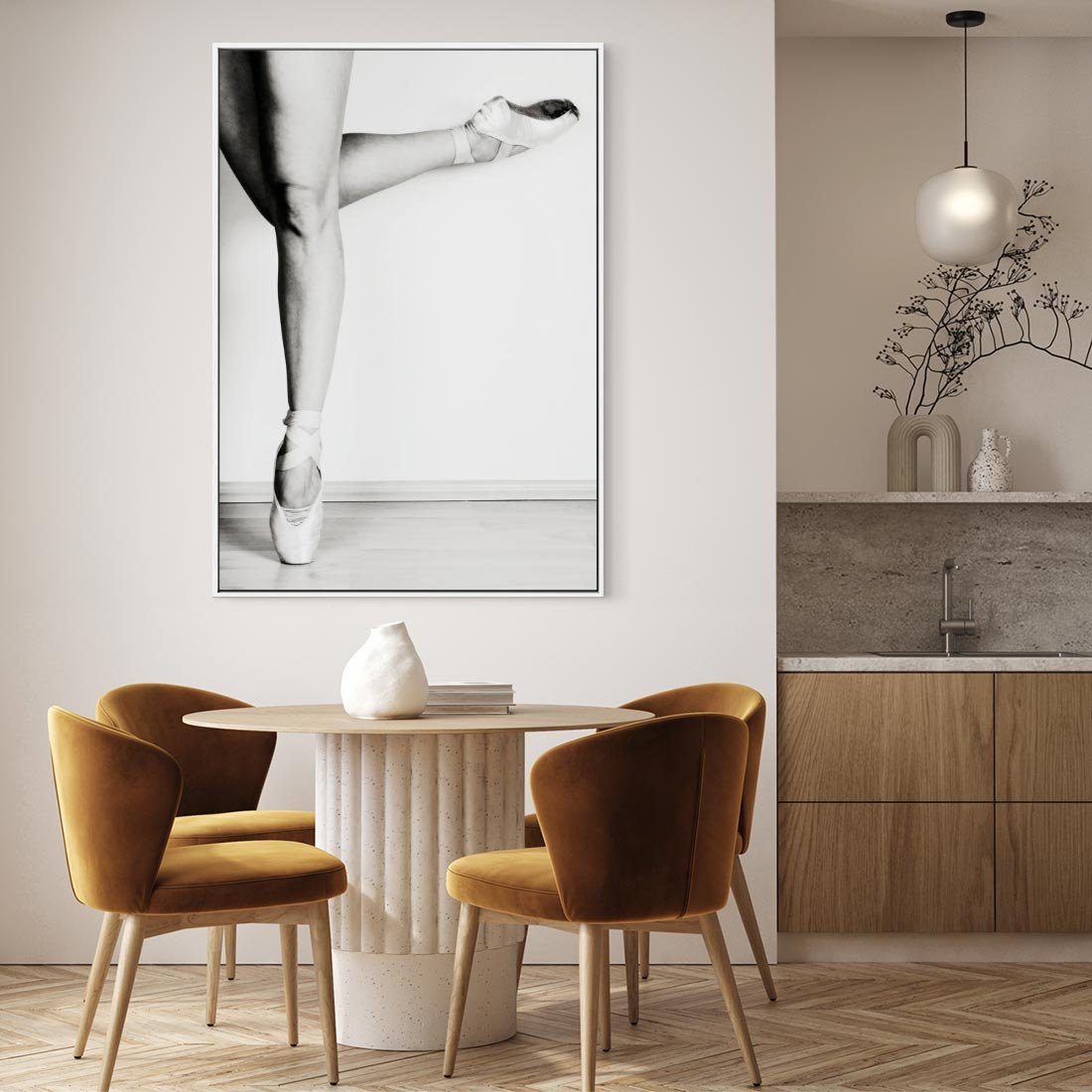 Obraz w ramie 80x120 - Tańcząca Delikatność - artystyczne zdjęcie, odcienie szarości - rama biała