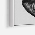 Obraz w ramie 70x50 - Srebrna Moc Wyrazu - srebrne usta, zbliżenie - rama biała