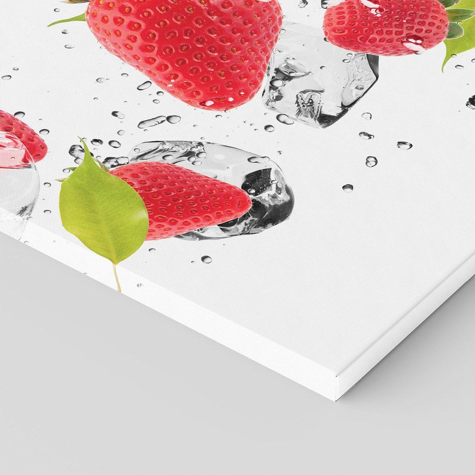 Obraz na płótnie 60x60 - Rajskie truskawki z wodą - truskawki, woda