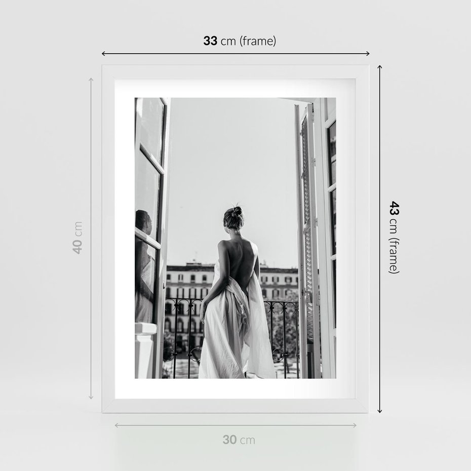 Plakat w ramie 30x40 - Poranki w Paryżu - czarno białe zdjęcie, kobieta w prześcieradle na balkonie - rama biała