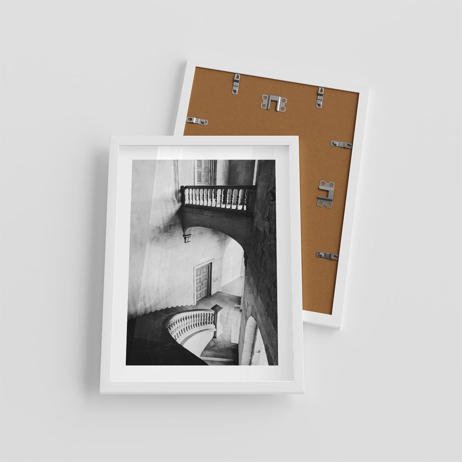 Plakat w ramie 30x40 - Po Schodach w Dół - czarno białą fotgrafia, zakręcone schody w starek kamienicy - rama biała
