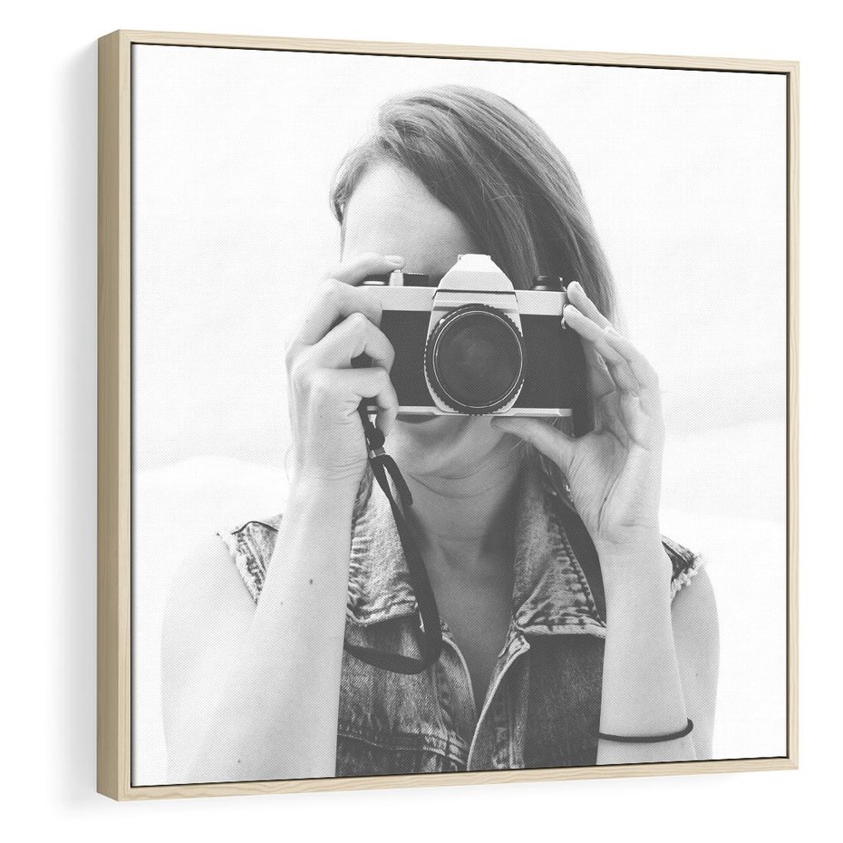 Obraz w ramie 50x50 - Zrób mi Zdjęcie - fotografia, kobieta z aparatem - rama drewno