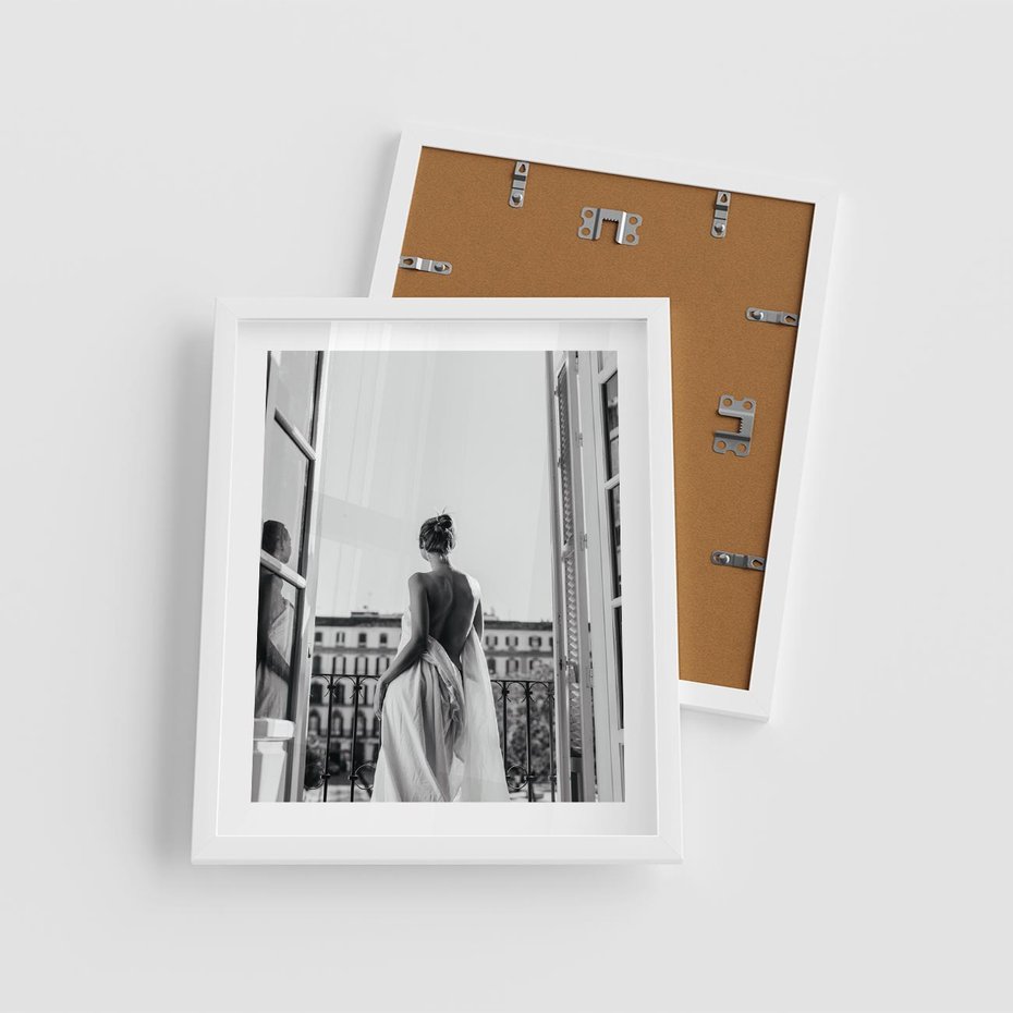 Plakat w ramie 40x50 - Poranki w Paryżu - czarno białe zdjęcie, kobieta w prześcieradle na balkonie - rama biała