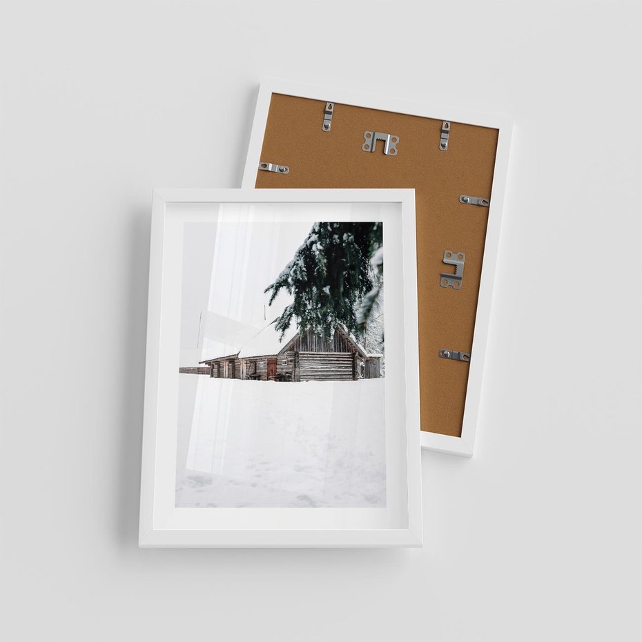 Plakat w ramie 30x40 - Zimowy Azyl - domek w górach, śnieg - rama biała