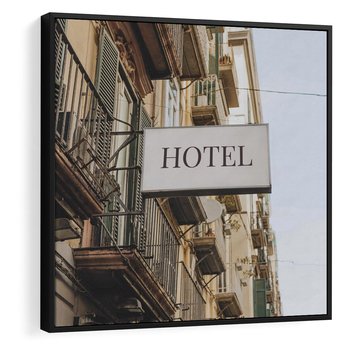 Obraz w ramie 50x50 - Magiczne Spacery - hotel, uliczka - rama czarna
