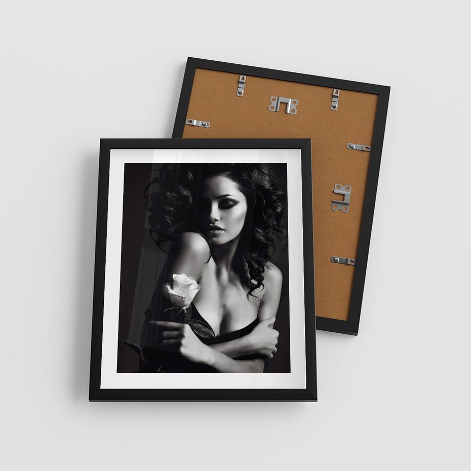 Plakat w ramie 40x50 - Piękno kobiecego aktu uchwycone - kobieta, akt - rama czarna