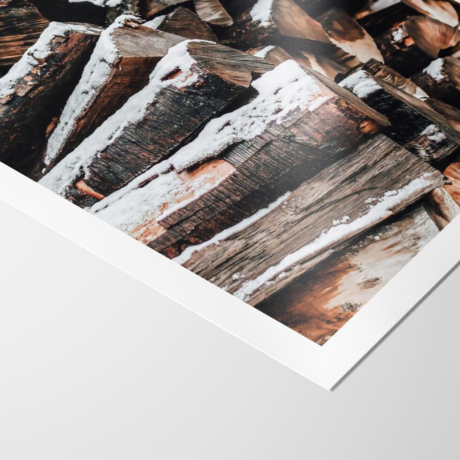 Plakat bez ramy 21x30 - Zimowa Drewniana Idylla - drewno, kłody