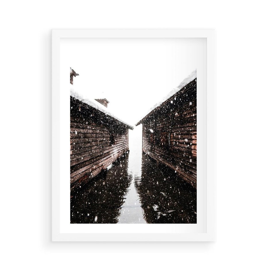Plakat w ramie 50x70 - Spadający Śnieg - domek górski, w zimie - rama biała