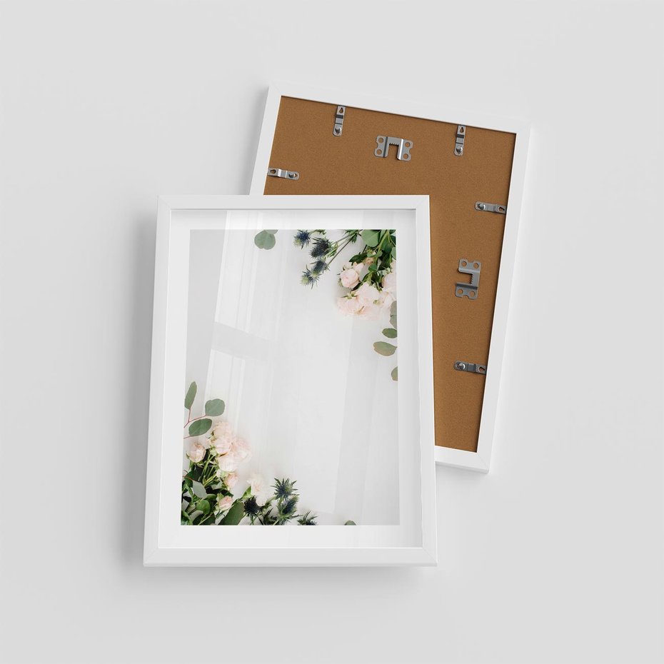 Plakat w ramie 30x40 - Kompozycja z Białych Róż i Eukaliptusa - kompozycja z białych kwiatów na białym tle, róże - rama biała