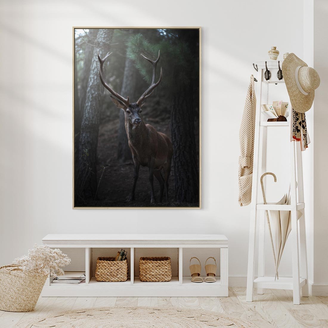 Obraz w ramie 50x70 - Jeleń wśród lasu - jeleń, las - rama drewno
