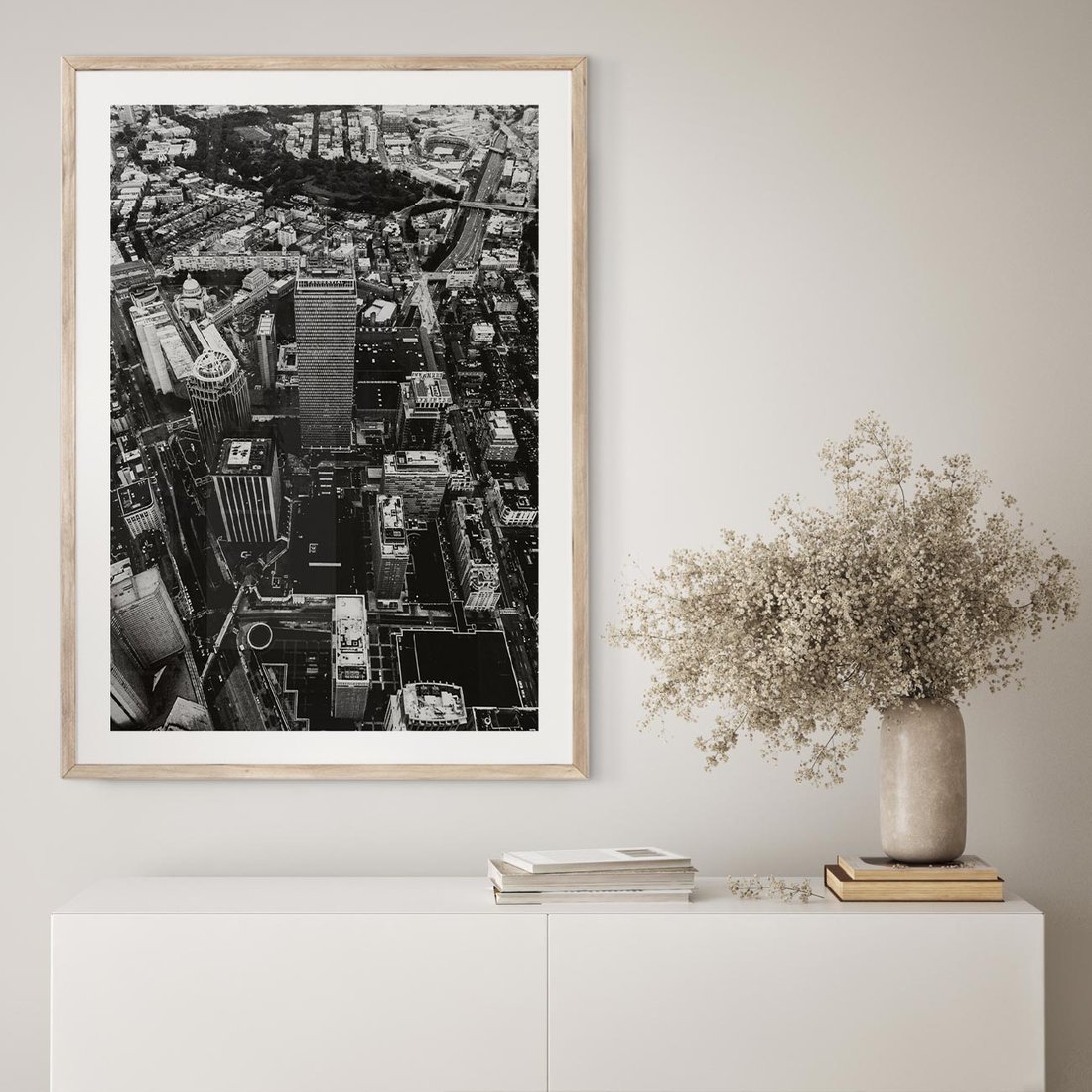 Plakat w ramie 50x70 - Kontrastujące miasto - miasto, biało - rama drewno