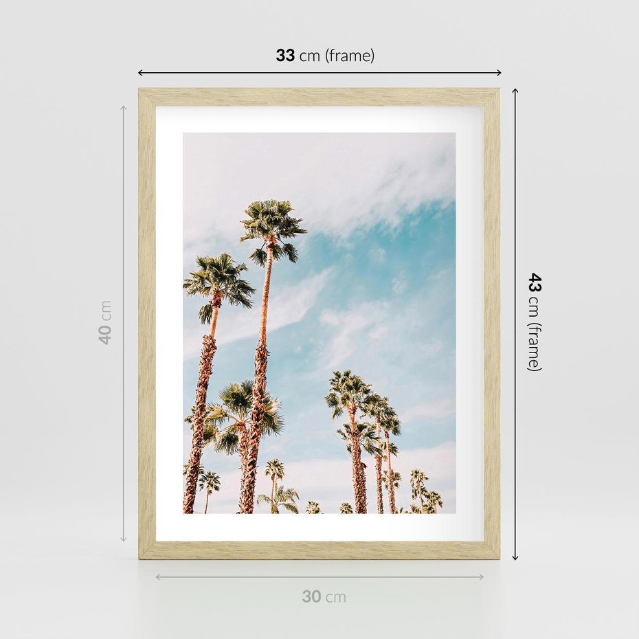 Plakat w ramie 30x40 - Tropikalna Sielskość: Palmy i Błękitne Niebo - palmy na tle błękitnego nieba - rama drewno