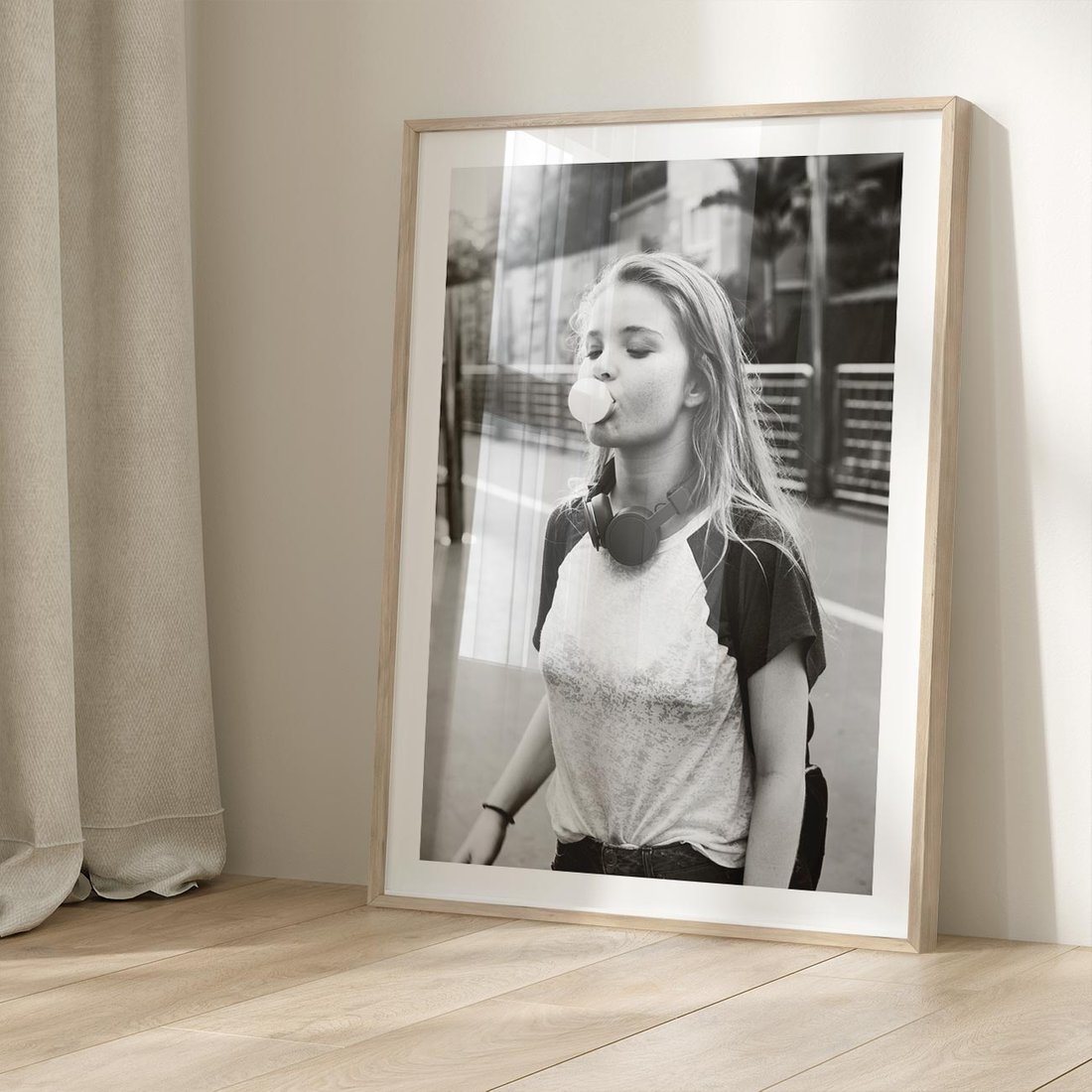 Plakat w ramie 40x50 - Letnia Młodość - nowoczesna fotografia, czarno biała - rama drewno