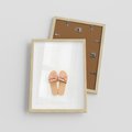 Plakat w ramie 30x40 - Minimalistyczna Moda: Klapki na Białym Tle - klapki, minimalizm - rama drewno