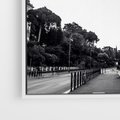 Obraz w ramie 80x80 - Echa Historii - czarno biała fotografia, koloseum - rama biała