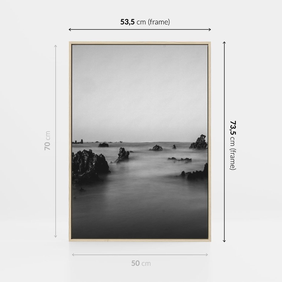 Obraz w ramie 50x70 - Harmonia świateł i cieni - zamglona dzika plaża, skały na plaży - rama drewno