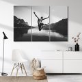 Obraz na płótnie 120x80 - Beztroska Chwila - czarno biała fotografia, mężczyzna wesoło wskakuje do keziora w górach