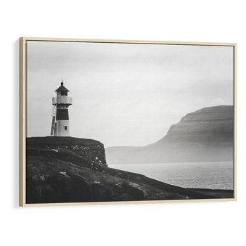 Obraz w ramie 70x50 - Melancholia Północy - czarnobiała fotografia, nadmorska latarnia na klifie - rama drewno