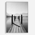 Obraz w ramie 50x70 - Spokojna Przystań - czarno biała fotografia, drewniany pomost na jeziorze - rama biała