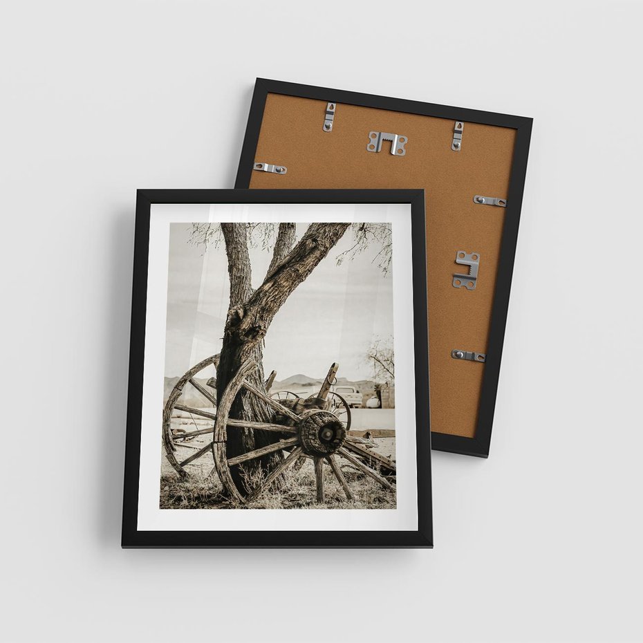 Plakat w ramie 40x50 - Rustykalna Tradycja - koło starego wozu, rustykalny styl - rama czarna