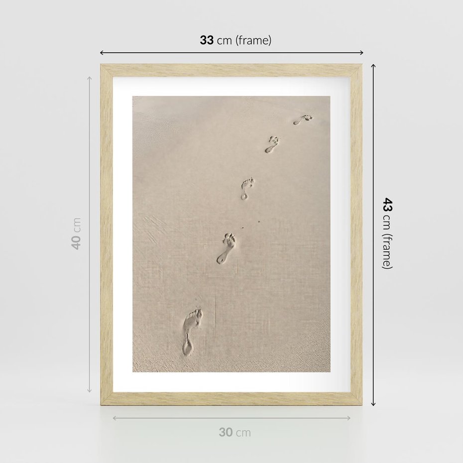 Plakat w ramie 30x40 - Ślady na Złocistym Piasku - piasek, ślady stóp na piasku - rama drewno