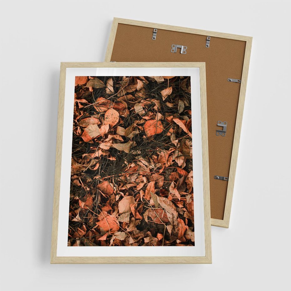 Plakat w ramie 50x70 - Jesienny Splot: Pomarańczowe Liście - liście, pomarańczowe suche liście - rama drewno