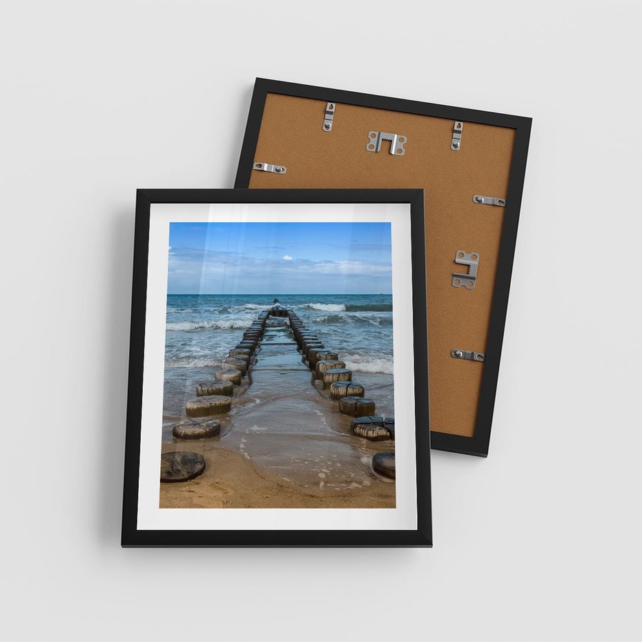 Plakat w ramie 40x50 - Falochron na brzegu morza - falochron, morze - rama czarna