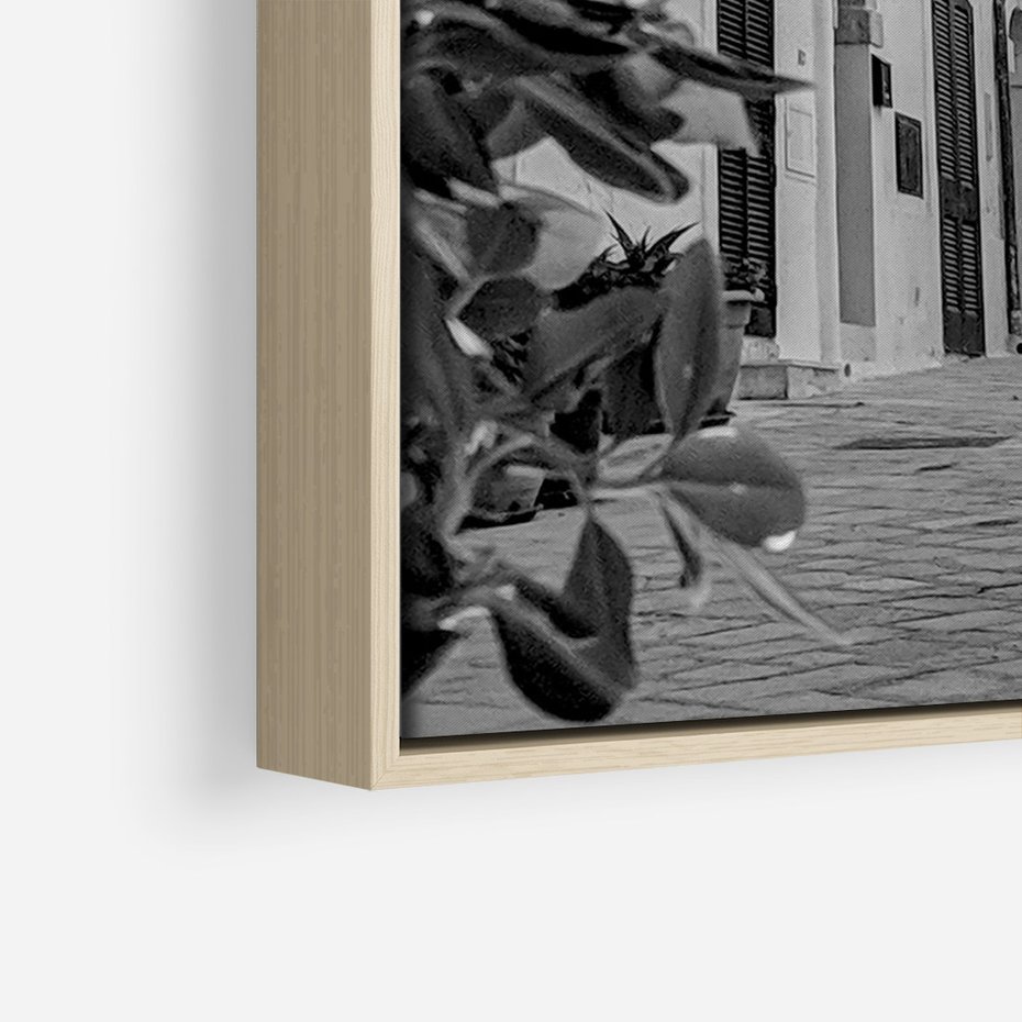Obraz w ramie 70x100 - Nadmorska Uliczka - czarno białe zdjecie, uliczka w nadmorskim mieście - rama drewno