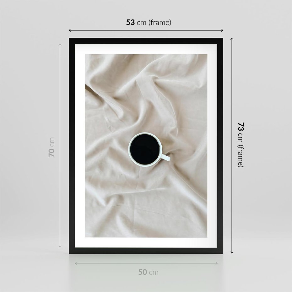 Plakat w ramie 50x70 - Poranek z Kawą - kawa filiżanka w białej pościeli - rama czarna