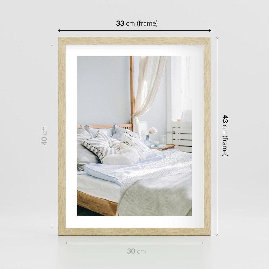 Plakat w ramie 30x40 - Relaks w Sypialni: Jasne Kolory - zdjęcie sypialni, łóżko - rama drewno