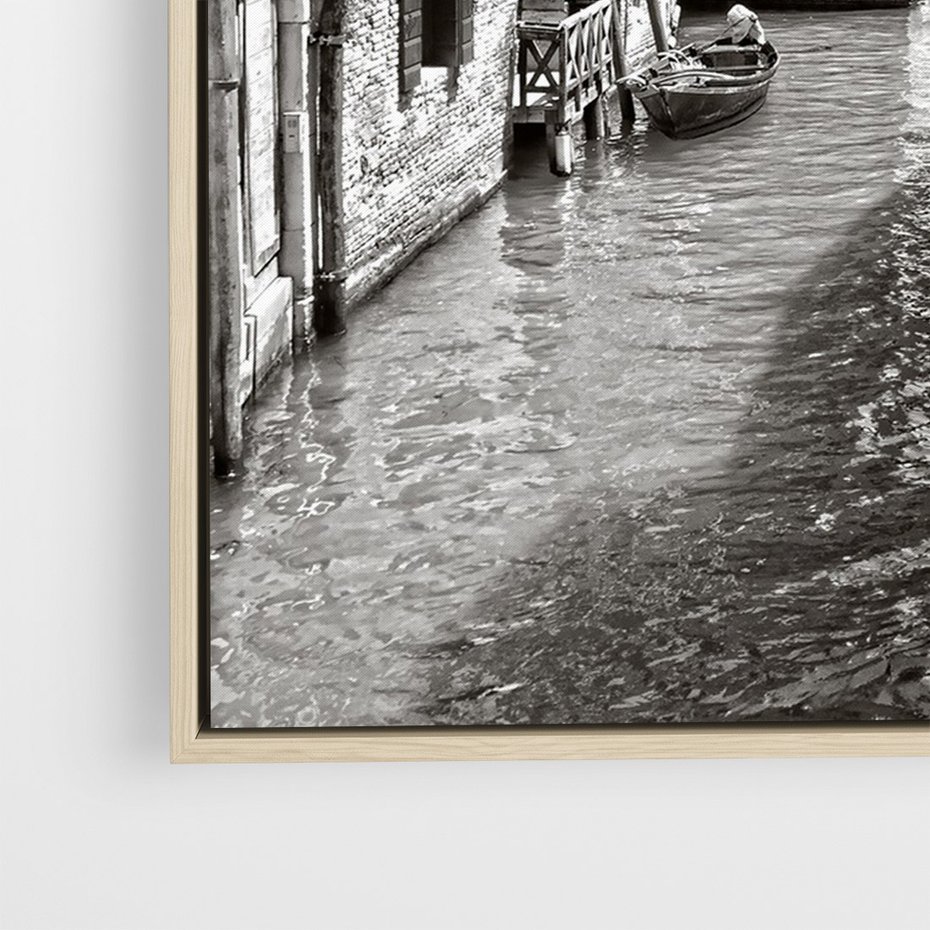 Obraz w ramie 80x120 - Weneckie Kanały - czarno białe zdjęcie, wenecja - rama drewno