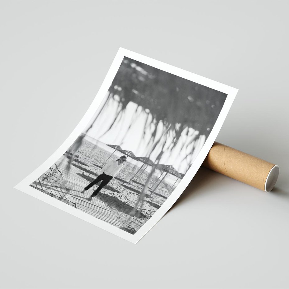 Plakat bez ramy 30x40 - Wakacyjny Spacer - czarno białe zdjecie, plaża